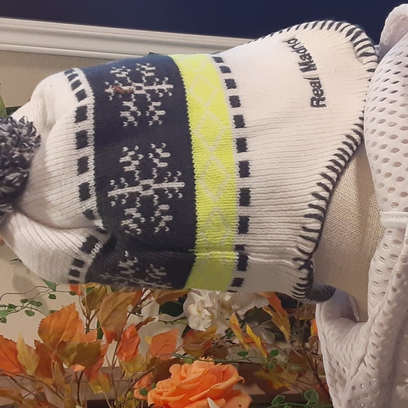 REAL MADRID,  Peruvian Tasseled Fleece Lined Beanie - Picture 5 of 11